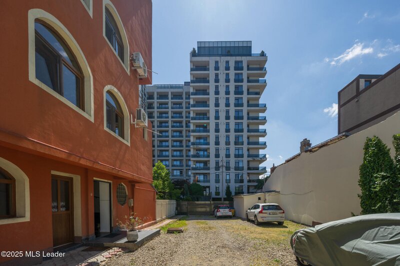 Floreasca, Pescariu, cladire multifunctionala de vanzare,