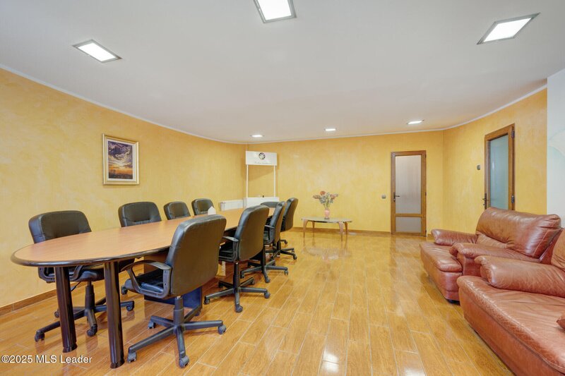 Floreasca, Pescariu, cladire multifunctionala de vanzare,