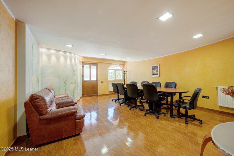 Floreasca, Pescariu, cladire multifunctionala de vanzare,