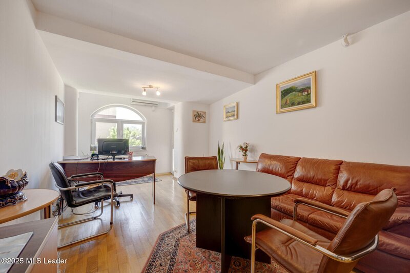 Floreasca, Pescariu, cladire multifunctionala de vanzare,